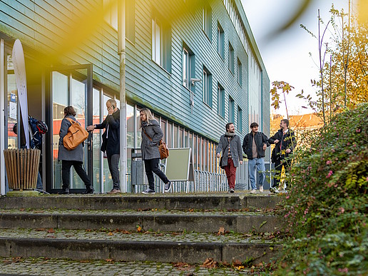 The Saxony5 project employees arrive in the assembly hall at the Görlitz site.