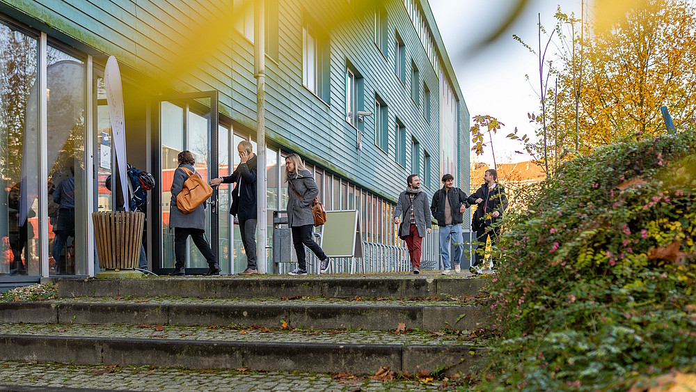 The Saxony5 project employees arrive in the assembly hall at the Görlitz site.