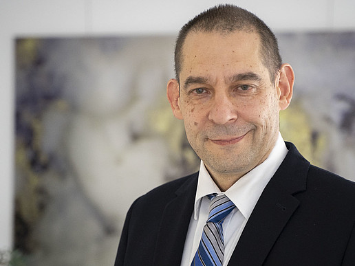 Dr. Stefan Zeller lächelt in die Kamera.