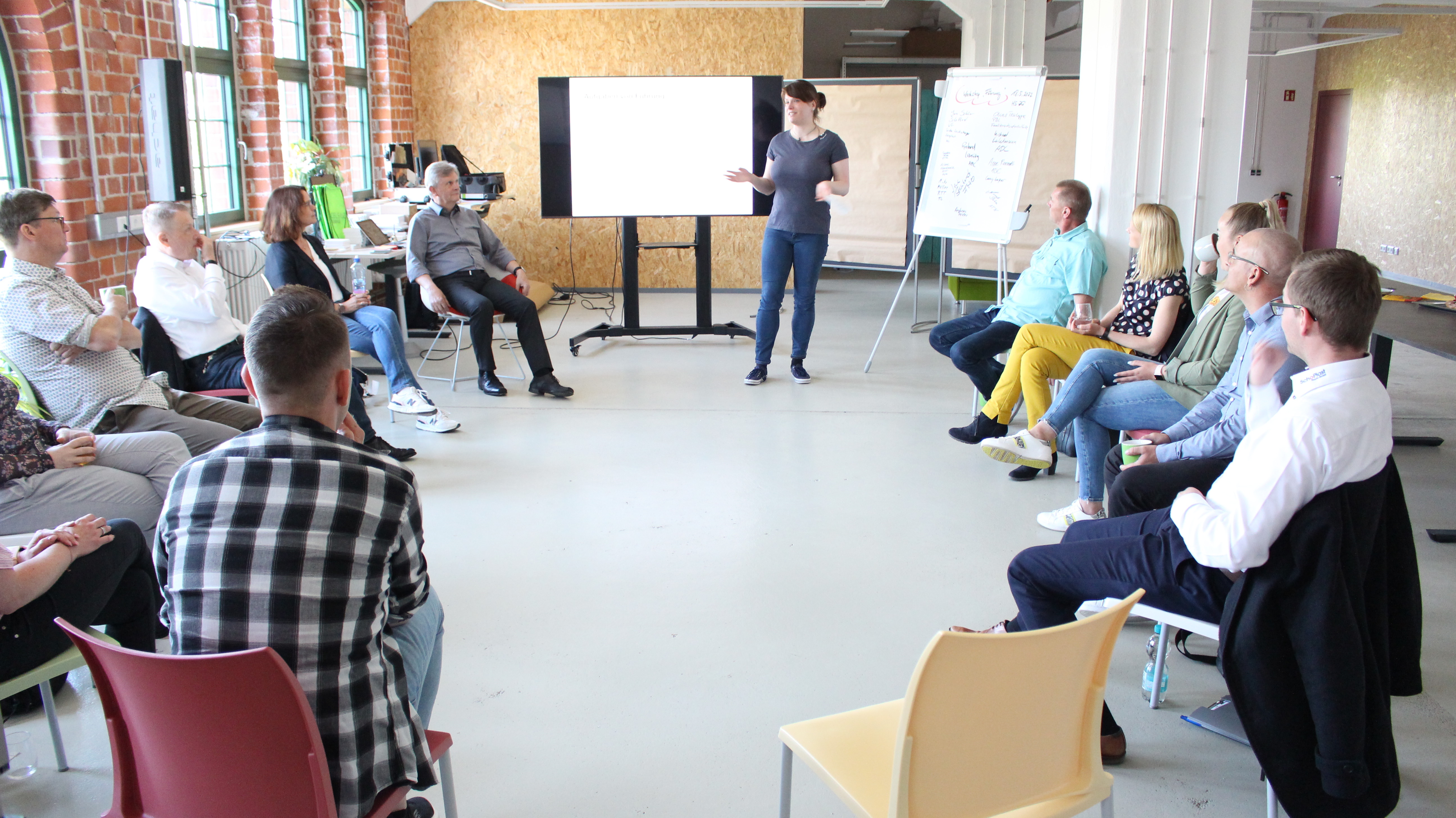 Foto: Daniel Winkler Teilnehmende der Weiterbildung sitzen im Co-Creation Lab Celsiuz.