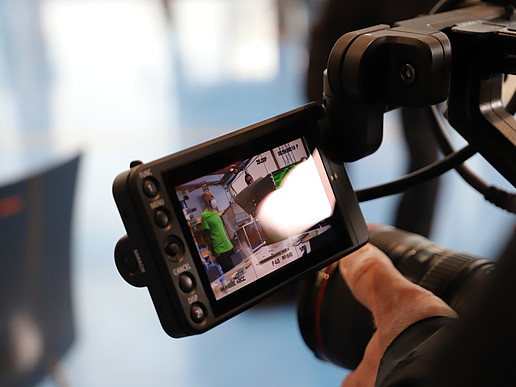 The display of a camera can be seen and a hand holding this camera for the video shoot for the 15Grad-Ostblog.