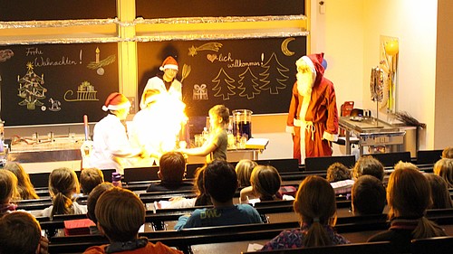Kinder konnten die Chemie spielerisch im Rahmen von weihnachtlich verpackten Märchen an der HSZG kennenlernen