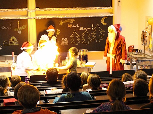 Kinder konnten die Chemie spielerisch im Rahmen von weihnachtlich verpackten Märchen an der HSZG kennenlernen