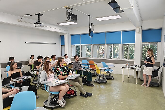Patricia Stange teaches in front of a full seminar room.
