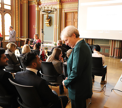 Ellen Leuschner (re.) im Gespräch mit Absolventen des Studienkollegs