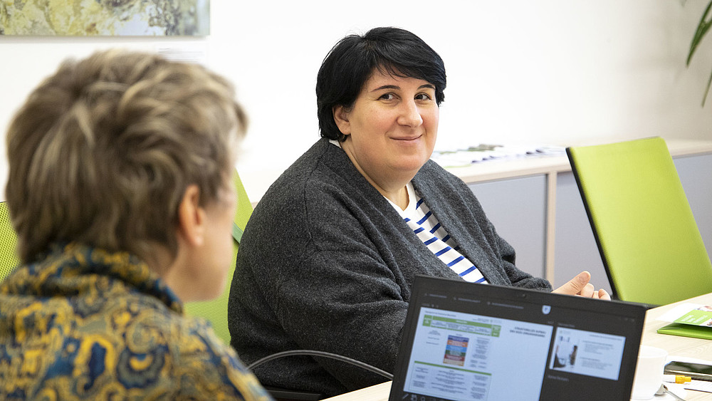 Maka Lashkhia (right), Head of the Quality Assurance Department at the Faculty of Arts and Sciences at Ilya State University, in conversation with Dr. Peggy Sommer, Quality Management at the HSCG.