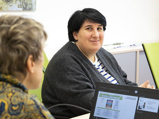 Maka Lashkhia (right), Head of the Quality Assurance Department at the Faculty of Arts and Sciences at Ilya State University, in conversation with Dr. Peggy Sommer, Quality Management at the HSCG.