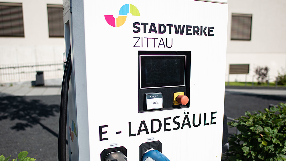 Ladesäuler für Elektroautos vor dem Hochschulgebäude