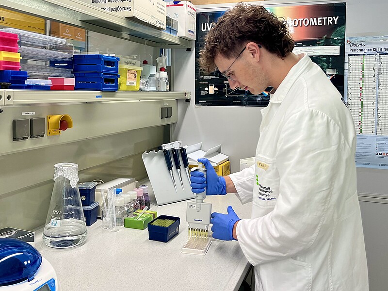 HSZG student Fabian Gerlach is working on a research experiment using a multichannel pipette in a laboratory at the Technical University of Denmark.