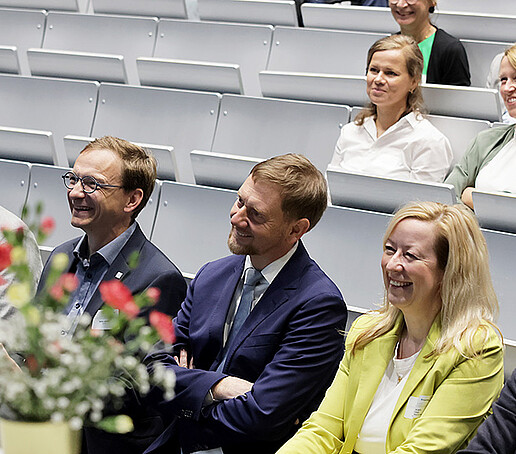 Publikum auf den Sitzreihen im Audimax.