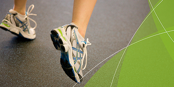 Detailaufnahme von Turnschuhen eines Sportlers