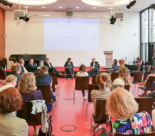 Daniela Mussgiller from MDR, Minister of State Oliver Schenk, Claas Danielsen from MDM, Detlef Heuke from ver.di and Alina Cyranek from Filmverband Sachsen in the concluding panel discussion.