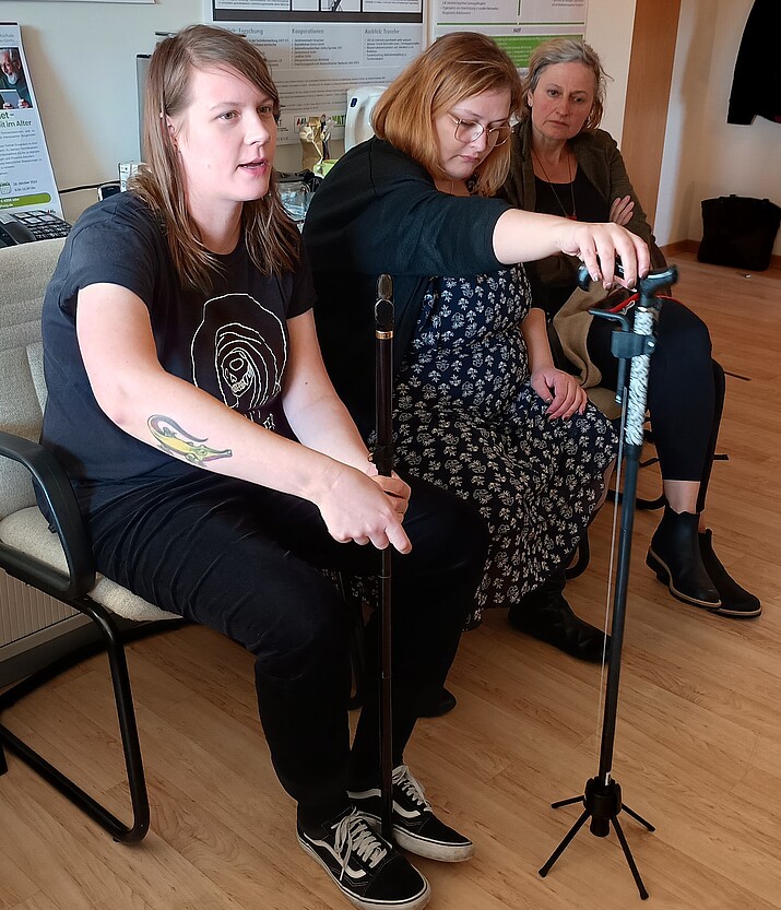 Personen probieren Gehstock-Stützen aus