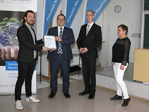 Gruppenbild mit Zertifikatsübergabe