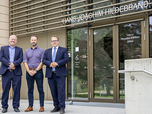 Kanzler Christoph Duscha, Lars Rönisch und Rektor Alexander Kratzsch vor dem Hans-Joachim-Hildebrand-Haus der HSZG.