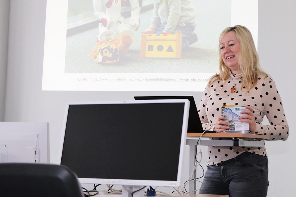 Professor Keil gives the students an insight into modern forms of production and logistics