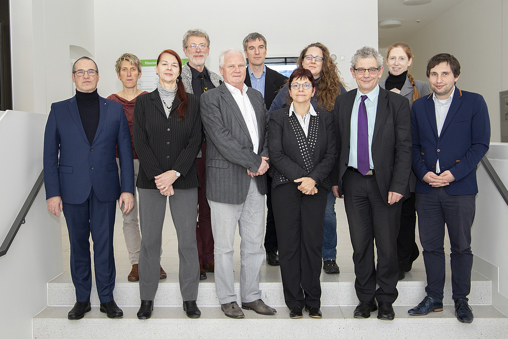 11 Menschen stehen positioniert für das Foto im Foyer der Hochschule Zittau/Görlitz in Zittau.