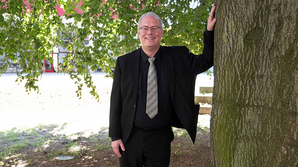 Prof. Dr. Andreas Heinen steht auf dem Görlitzer Campus der Hochschule Zittau/Görlitz.