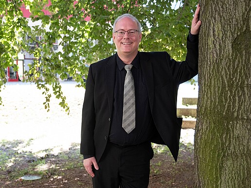 Prof. Dr. Andreas Heinen steht auf dem Görlitzer Campus der Hochschule Zittau/Görlitz.