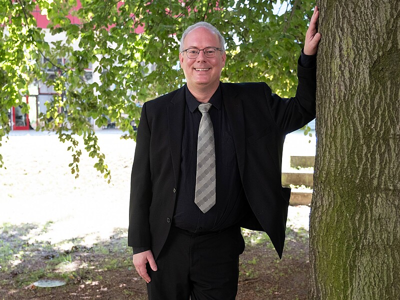 Prof. Dr. Andreas Heinen steht auf dem Görlitzer Campus der Hochschule Zittau/Görlitz.