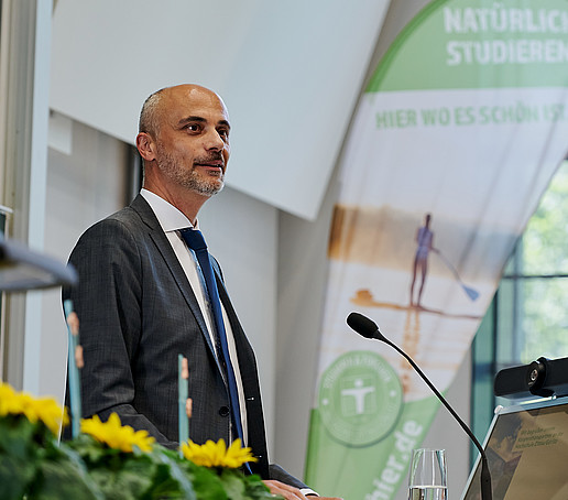 Prof. Falk Maiwald at the lectern in the lecture hall.