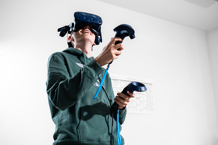 Student mit VR-Brille und Cursor in der Hand