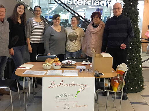 Behinderung erleben - Studierende beteiligten sich an dieser Aktion im Rahmen des Studium fundamentale