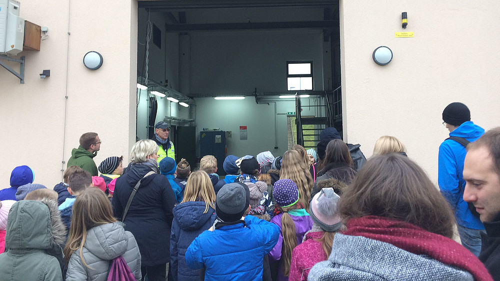 Children at the Weinau school hold their noses: it stinks in the sewage treatment plant!