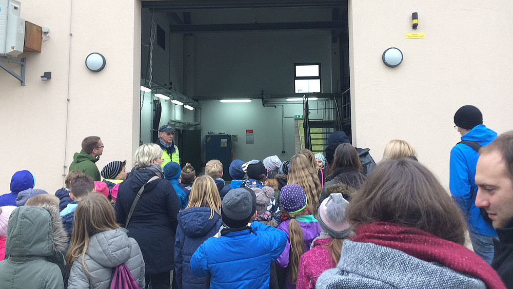 Kinder der Weinauschule halten sich die Nase zu: im Klärwerk stinkt´s!