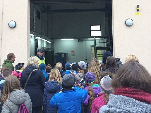 Children at the Weinau school hold their noses: it stinks in the sewage treatment plant!