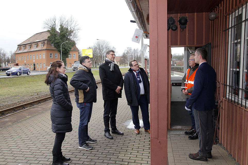 Visit by the HSZG and the rector in front of the southern signal box