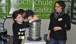 Der Siebturm - Wird eine Bodenprobe dort „hindurchgeschüttelt“, erhält man eine saubere Sortierung der verschiedenen Korngrößen.