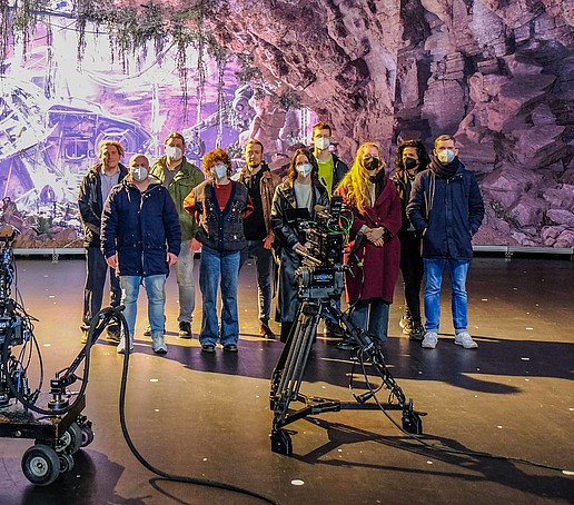 Eine Gruppe SFA-Schülerinnen und -Schüler stehen auf der Halostage in Babelsberg.