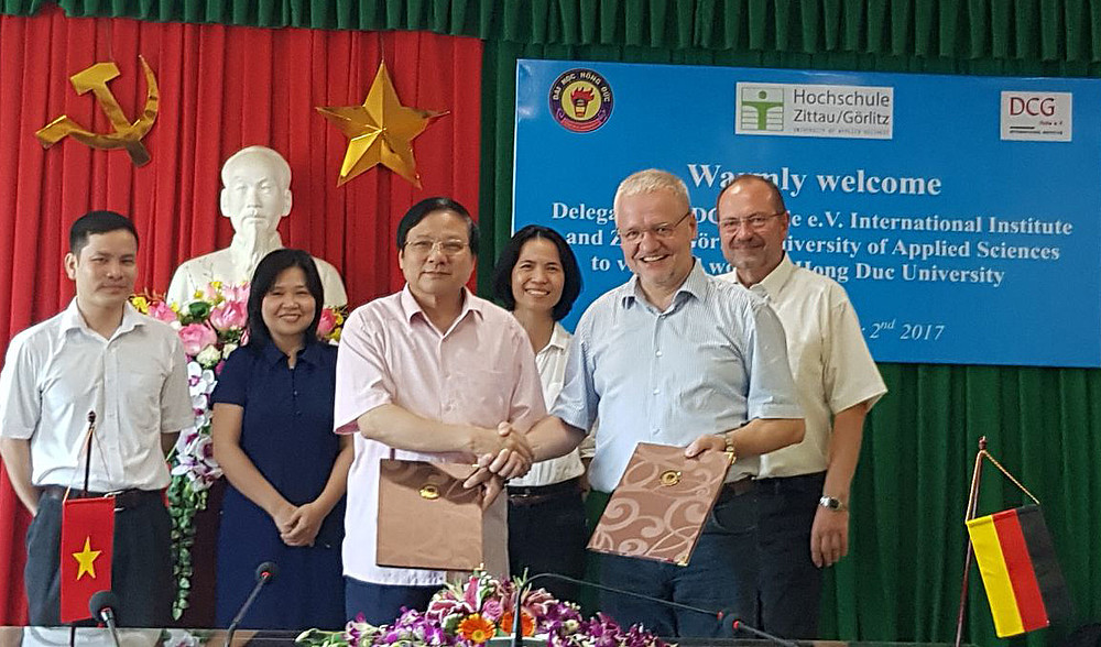 Prof. Dr.- Ing. Frank Worlitz und die Deligierten der Hong Duc Universtät. 