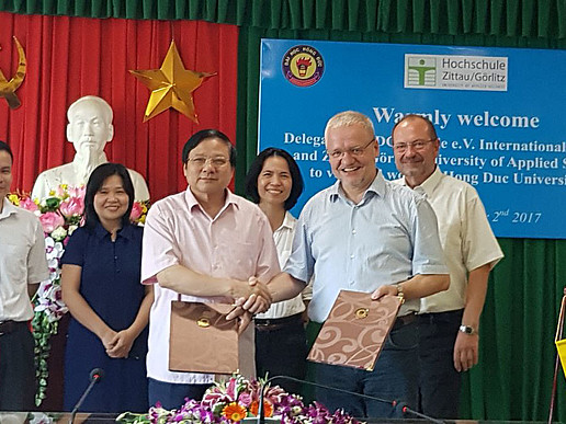 Prof. Dr.- Ing. Frank Worlitz and the delegates of Hong Duc University.