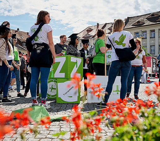 Mitarbeitende und Studierende bei den Vorbereitungen auf dem Platz des Friedensfests.