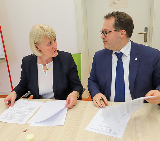 Kathrin Groschwald und Prof. Alexander Kratzsch bei der Unterzeichnung.