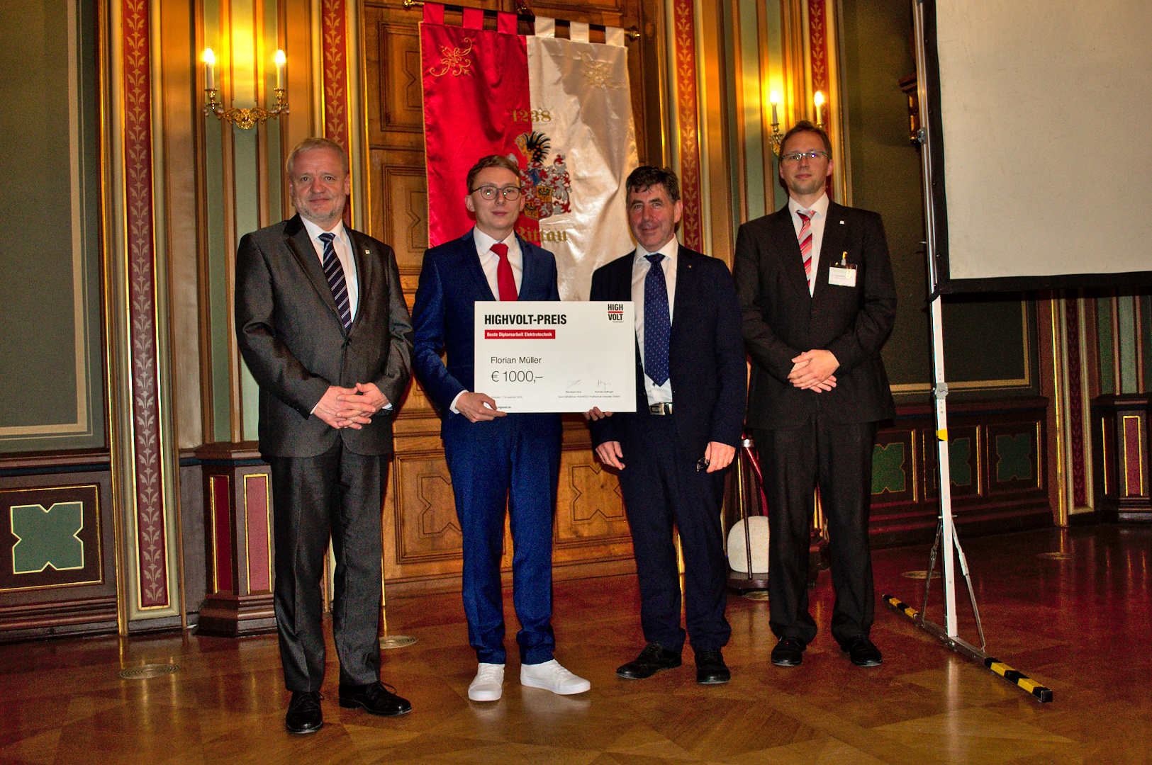 Presentation of the HIGHVOLT Award in the Bürgersaal of the Old Town Hall in Zittau, from left to right: Dean Prof. Frank Worlitz (HS Zittau/Görlitz), award winner Florian Müller, Thomas Steiner (HIGHVOLT), Prof. Stefan Kornhuber (HS Zittau/Görlitz)