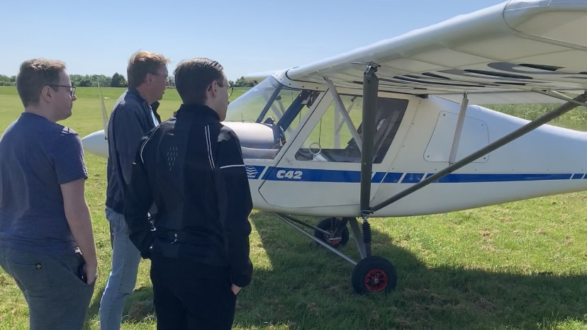 Prof. Kroschel (m.) leitete die Studierenden durch den Flugtag.