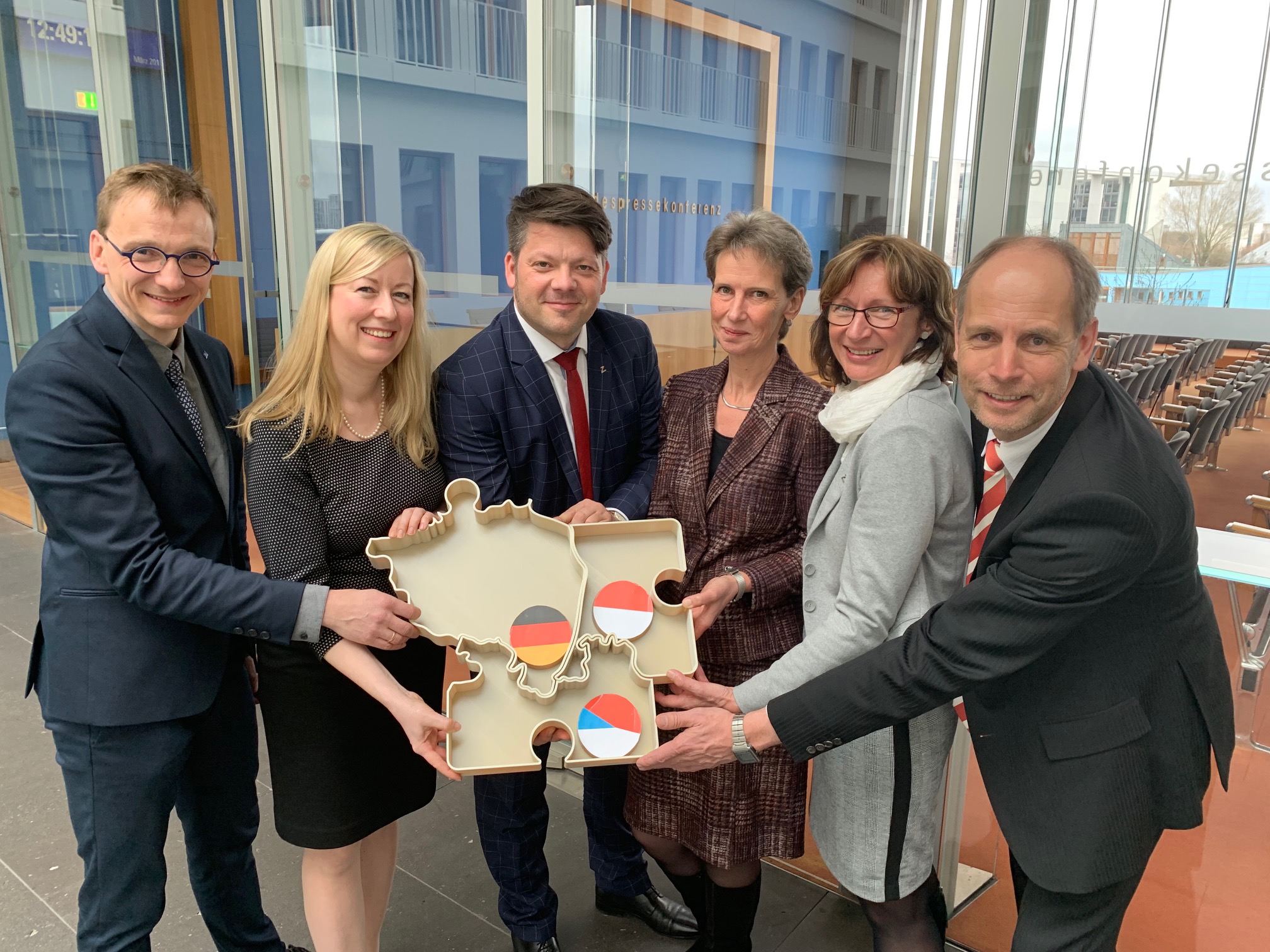 The 3D model of the border triangle region is proudly presented by: from left to right: Stefan Jakschik - Managing Director of ULT AG, Prof. Sophia Keil - Economics at HSZG, Thomas Zenker - Mayor of Zittau, Prof. Steffi Tollkühn - Educational Sciences at HSZG, Sabine Scholz - Research Department at HSZG, Prof. Tobias Zschunke - Vice-Rector Research at Zittau/Görlitz University of Applied Sciences (HSZG)